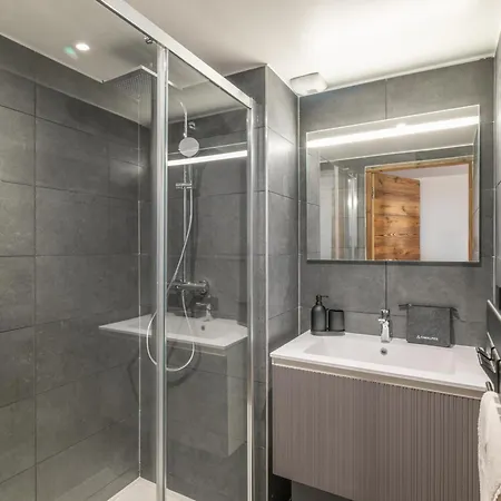 Apartment Standing, Centre Station *