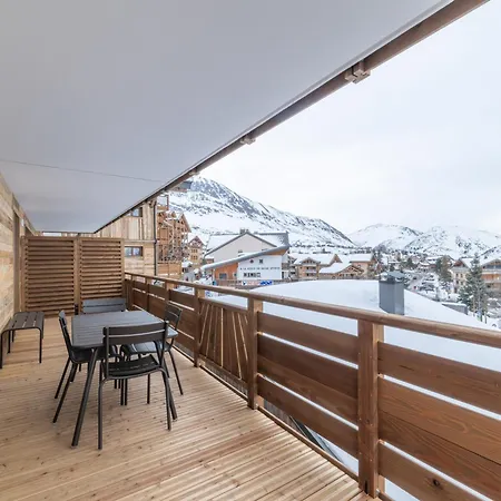 Standing, Centre Station * Alpe d'Huez